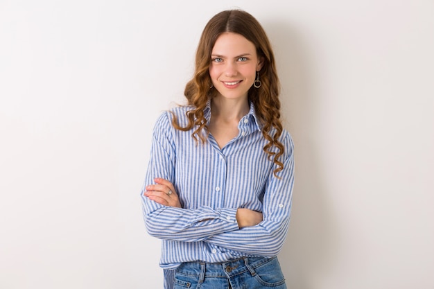 Mujer joven muy elegante posando en traje de estilo denim en blanco