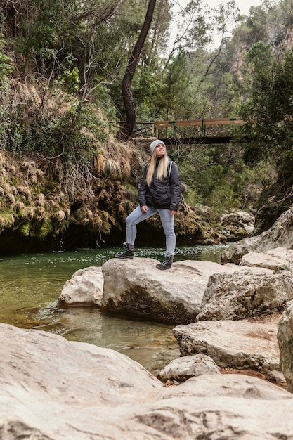 Mujer joven en la naturaleza en el río