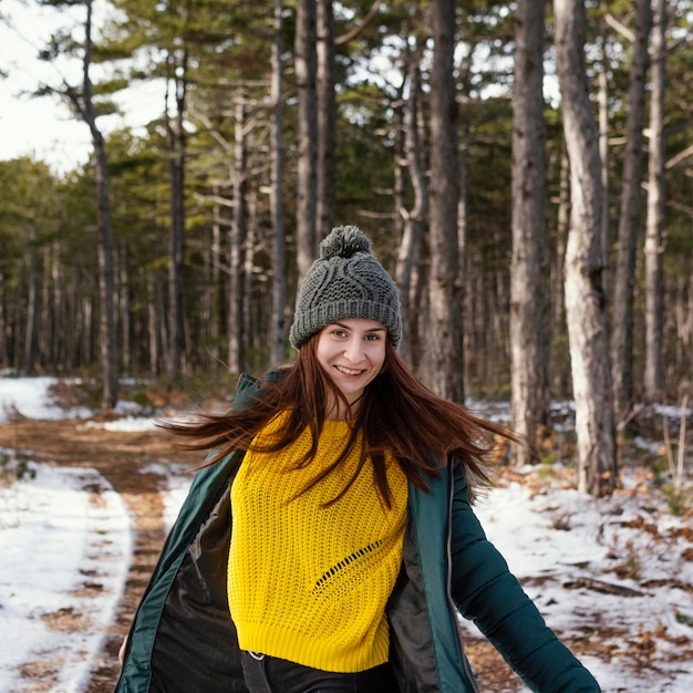 Foto gratuita mujer joven, en, naturaleza