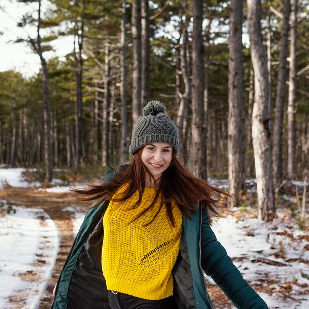 Mujer joven, en, naturaleza