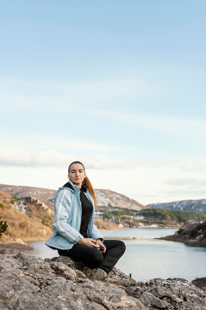 Mujer joven, en, naturaleza