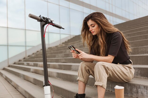 Mujer joven navegando por su teléfono móvil