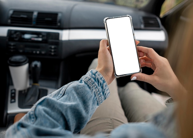 Foto gratuita mujer joven navegando por teléfono móvil