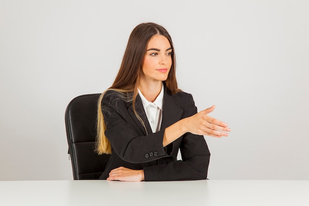 Mujer joven de negocios estrechando mano