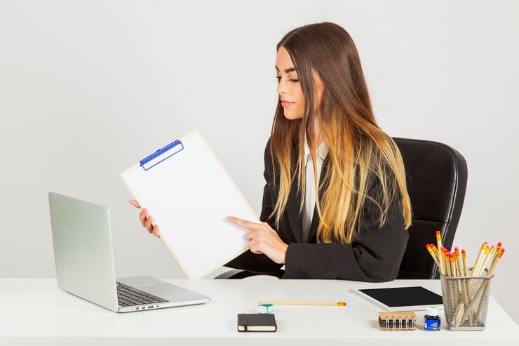 Foto gratuito mujer joven de negocios con portapapeles