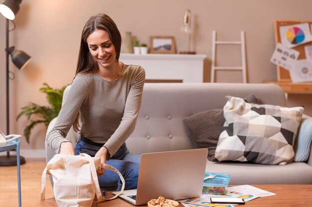 Mujer joven de negocios trabajando desde casa