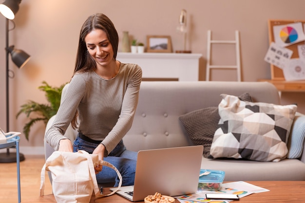 Mujer joven de negocios trabajando desde casa