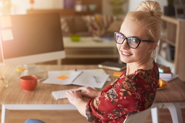 Mujer joven ocupada en el trabajo