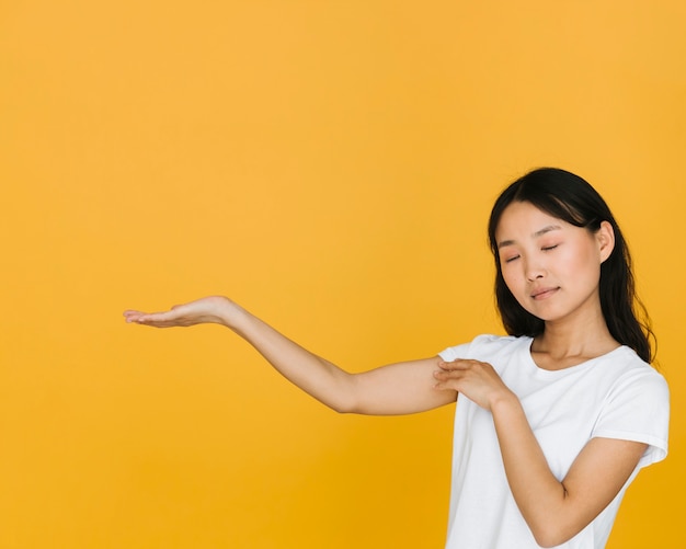 Foto gratuita mujer joven con los ojos cerrados meditando