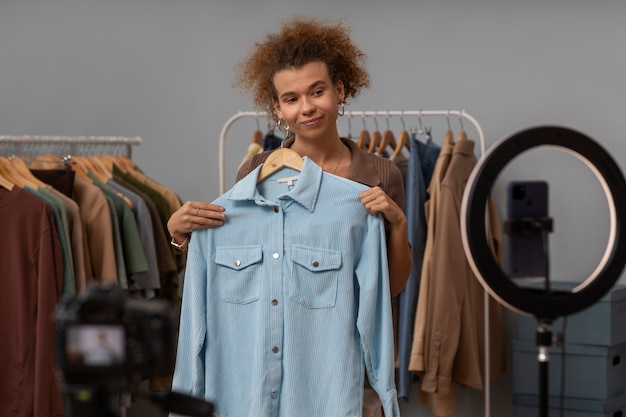 Foto gratuita mujer joven organizando una tienda en vivo