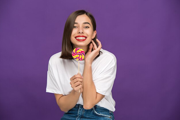 mujer joven con paleta de colores