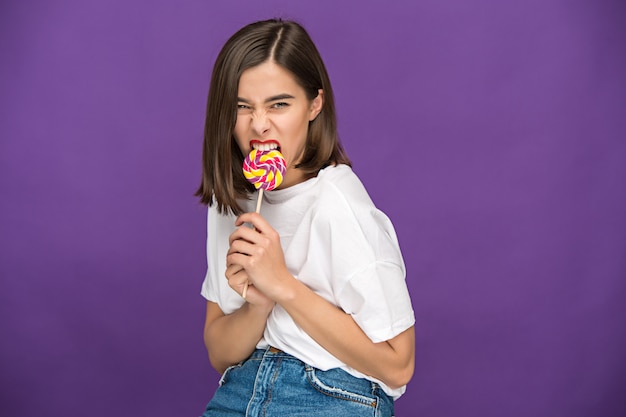 mujer joven con paleta de colores