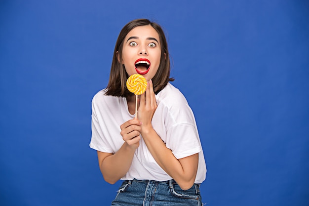 mujer joven con paleta de colores