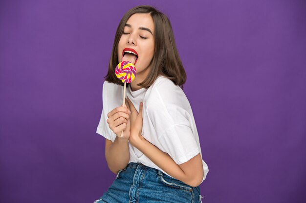 mujer joven con paleta de colores