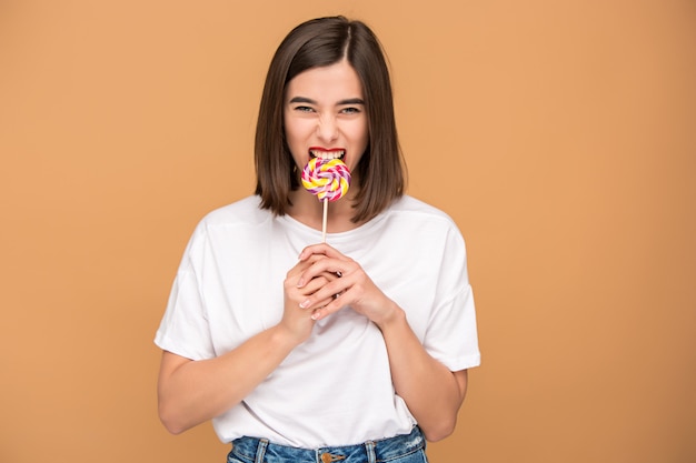 Foto gratuita mujer joven con paleta de colores