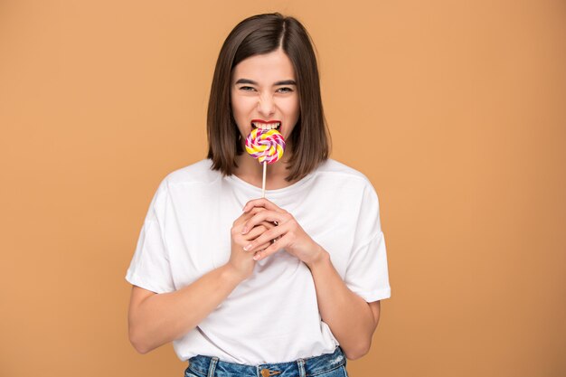 Mujer joven con paleta de colores