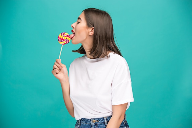 Mujer joven con paleta de colores