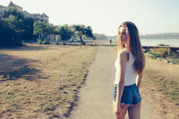 Mujer joven con pantalones cortos paseando