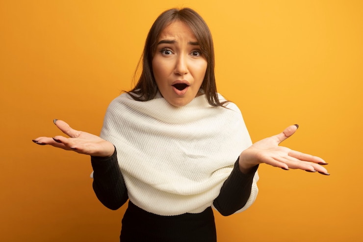 Foto gratuito mujer joven con pañuelo blanco confundido con los brazos extendidos