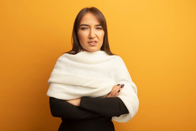 Mujer joven con pañuelo blanco disgustado con los brazos cruzados sobre el pecho