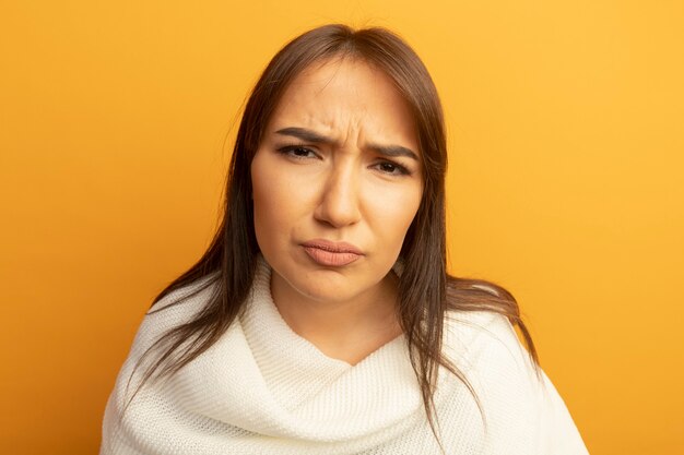 Mujer joven con pañuelo blanco disgustado con el ceño fruncido