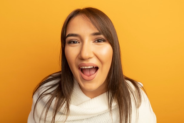 Foto gratuita mujer joven con pañuelo blanco feliz y sorprendido