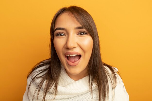 Mujer joven con pañuelo blanco feliz y sorprendido