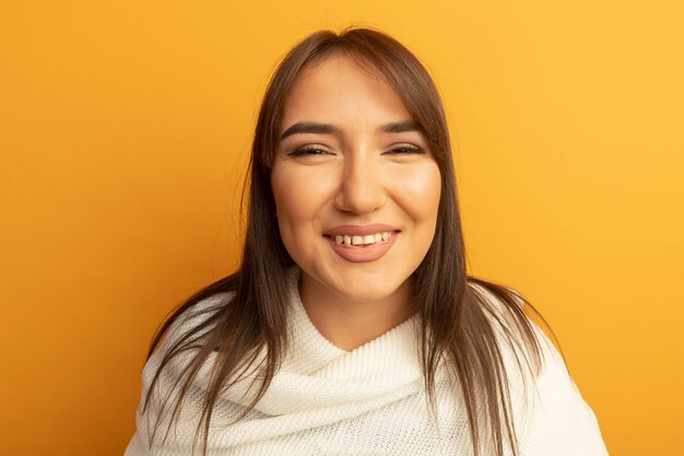 Mujer joven con pañuelo blanco sonriendo ampliamente mostrando los dientes