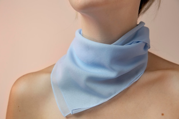 Mujer joven con un pañuelo como accesorio para el cuello