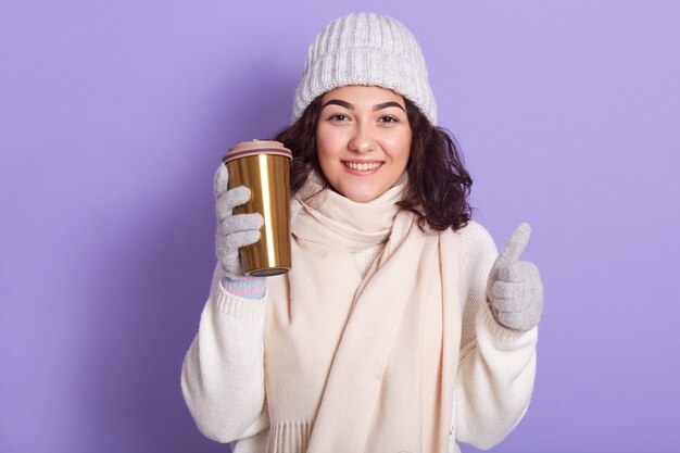 Mujer joven con pañuelo rosa pálido