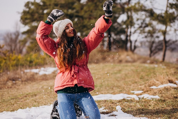 Foto gratuita mujer joven en el parque de invierno feliz