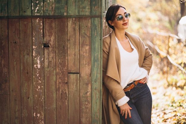 Mujer joven en el parque otoño