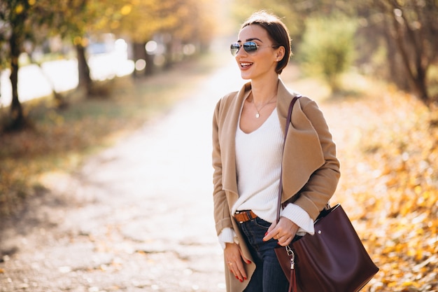 Foto gratuita mujer joven en el parque otoño