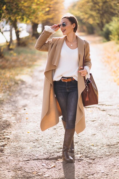 Mujer joven en el parque otoño