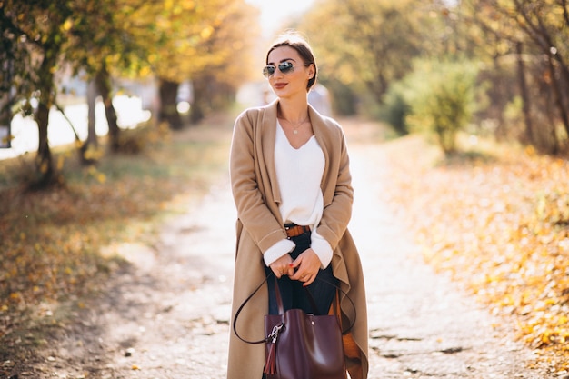 Foto gratuita mujer joven en el parque otoño