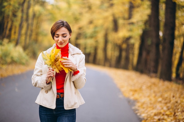 Foto gratuita mujer joven en un parque del otoño