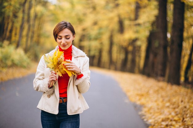 Mujer joven en un parque del otoño