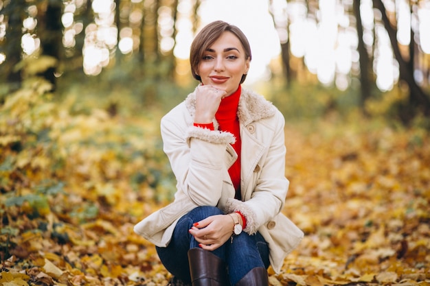 Mujer joven en un parque del otoño