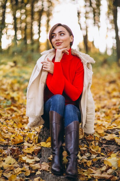 Mujer joven en un parque del otoño