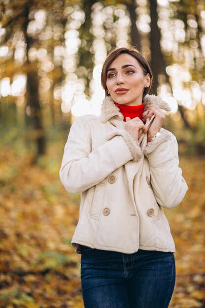 Mujer joven en un parque del otoño