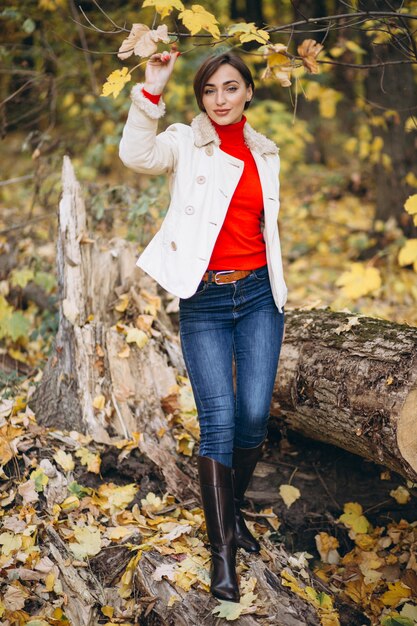 Mujer joven en un parque del otoño