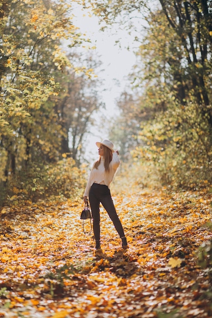 Foto gratuita mujer joven en un parque de otoño