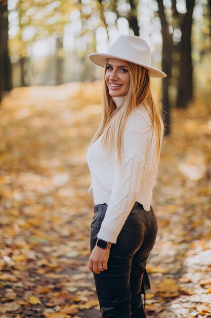 Mujer joven en un parque de otoño
