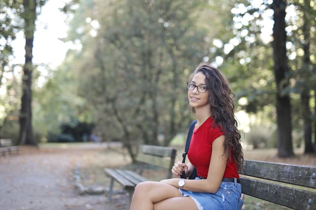 Foto gratuita mujer joven en un parque