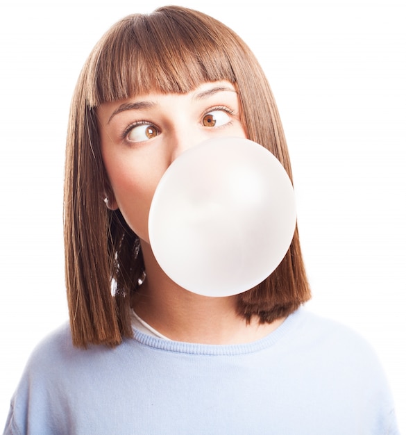 Foto gratuita mujer joven pasándolo bien con un chicle