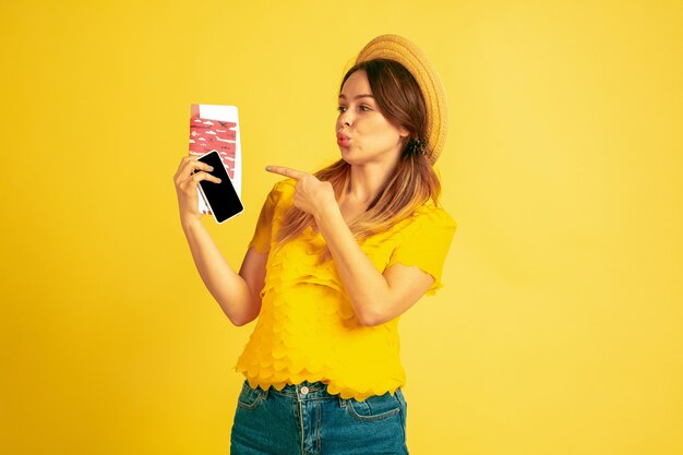 Mujer joven con pasaporte y billetes de avión