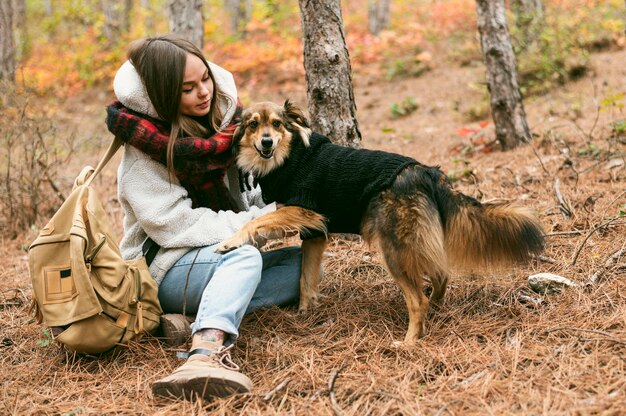 Mujer joven pasar tiempo junto con su perro