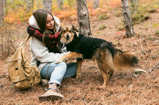 Mujer joven pasar tiempo junto con su perro