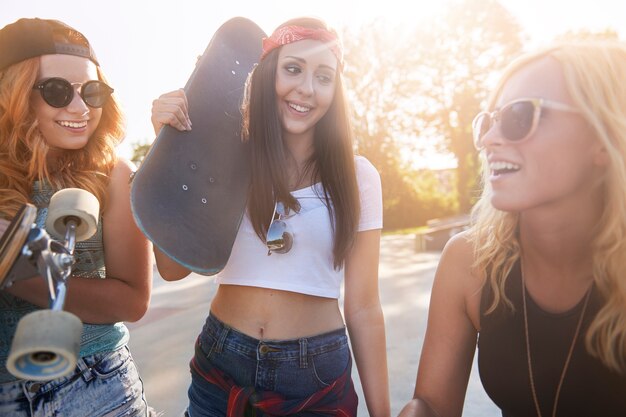 Mujer joven pasar tiempo juntos en skatepark