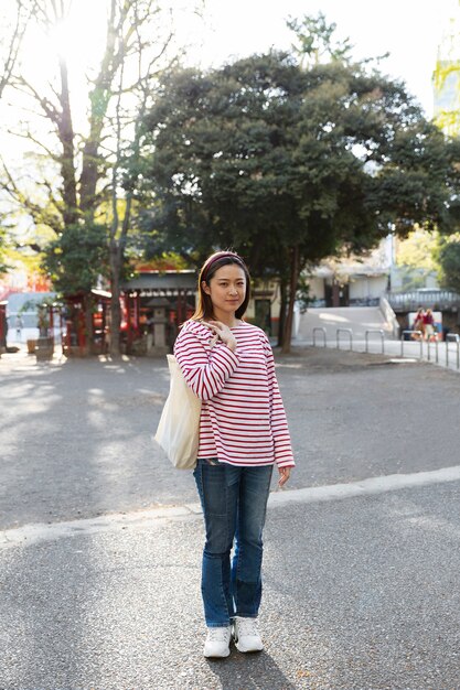 Mujer joven paseando por el barrio